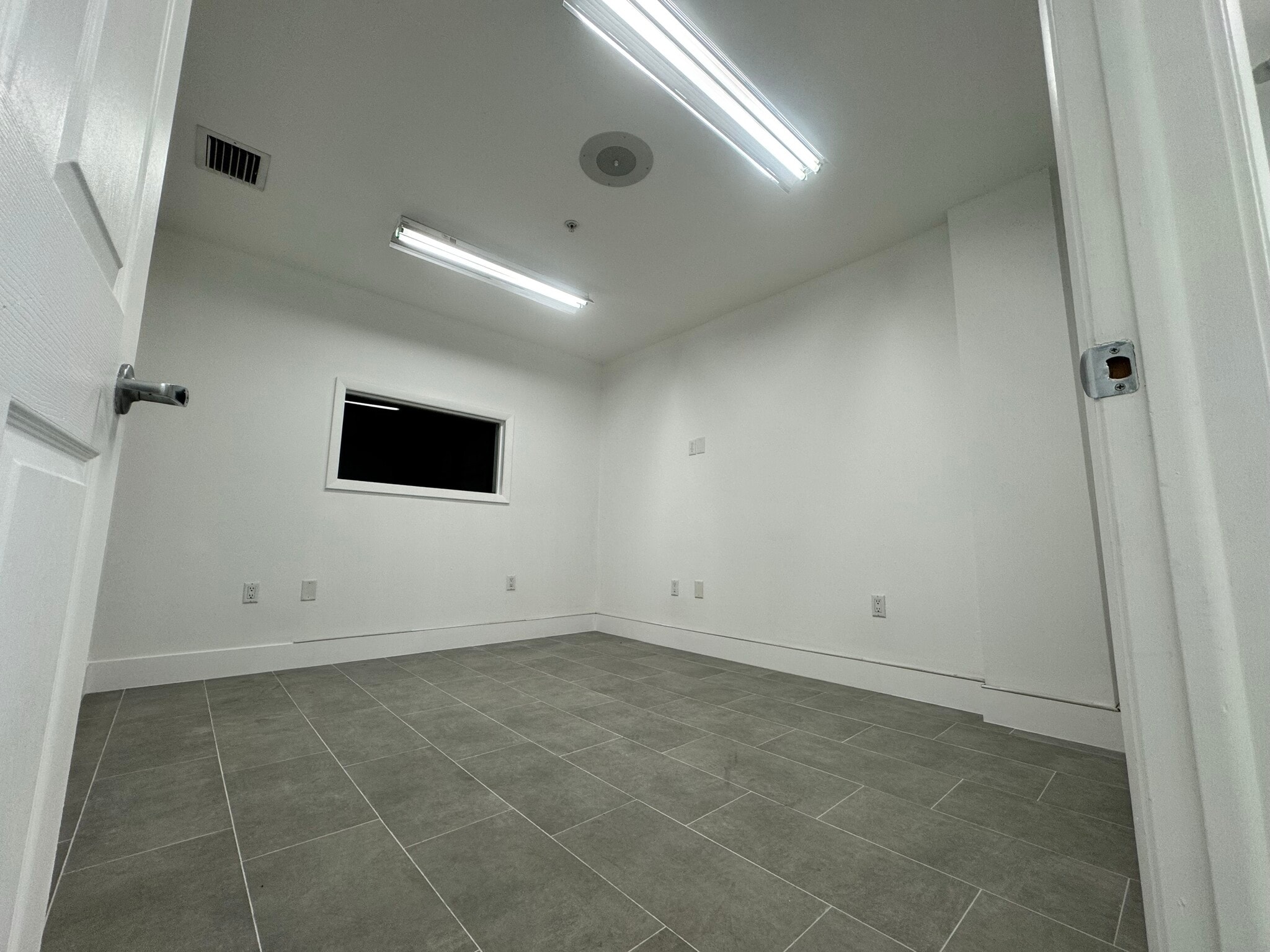 6955-6965 NW 43rd St, Miami, FL for lease Interior Photo- Image 1 of 5