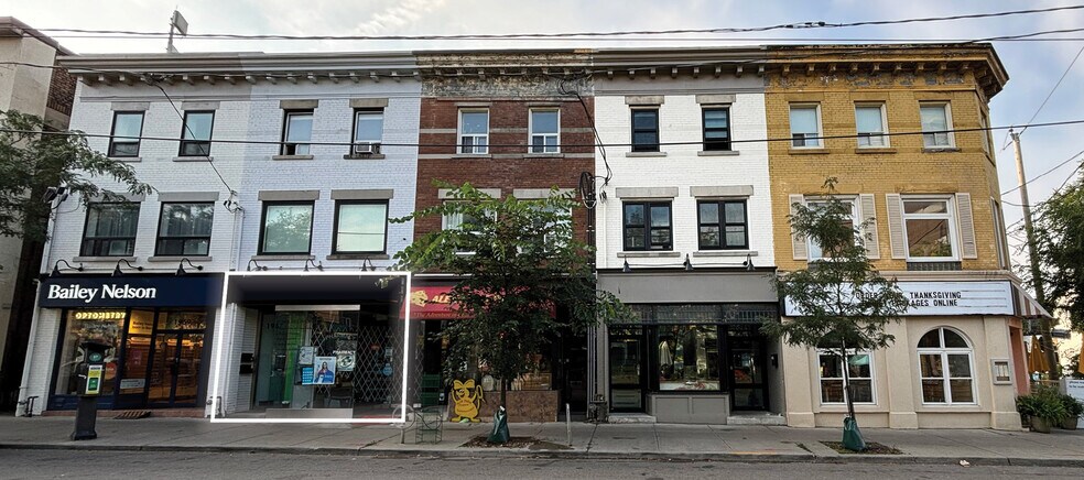1967 Queen St E, Toronto, ON à louer - Photo du bâtiment - Image 2 de 4