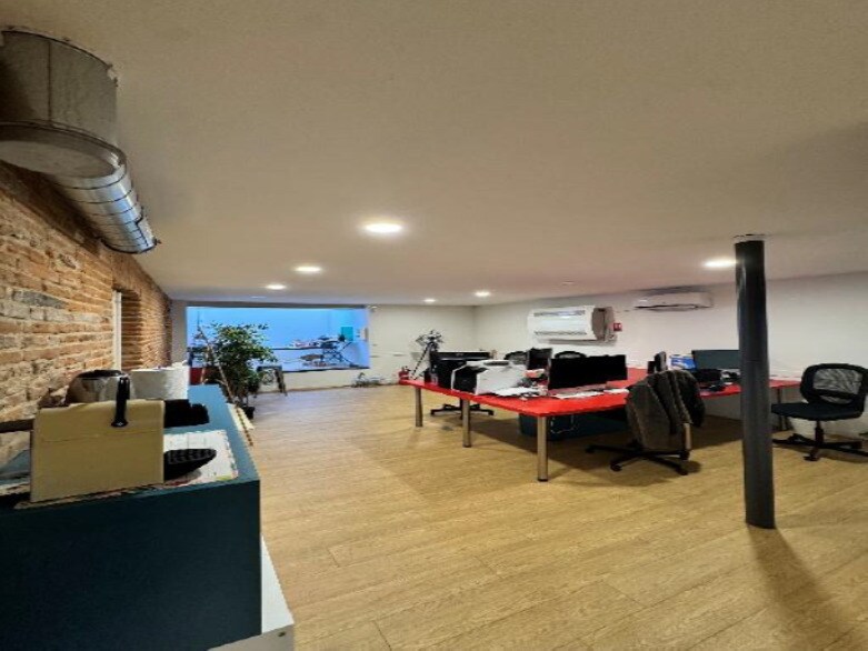 Office in Toulouse for lease Interior Photo- Image 1 of 4