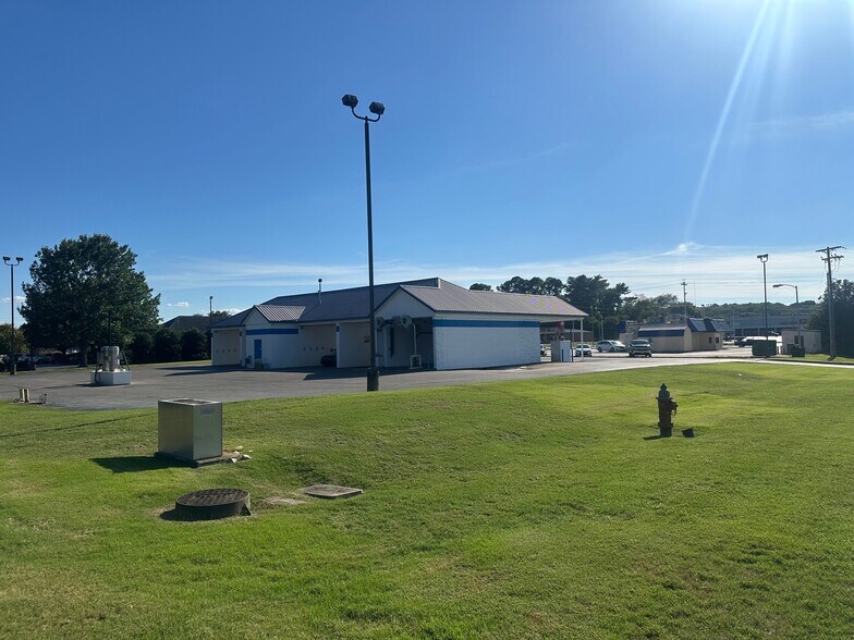 1236 Huntsville Hwy, Fayetteville, TN à vendre - Photo du bâtiment - Image 3 de 9