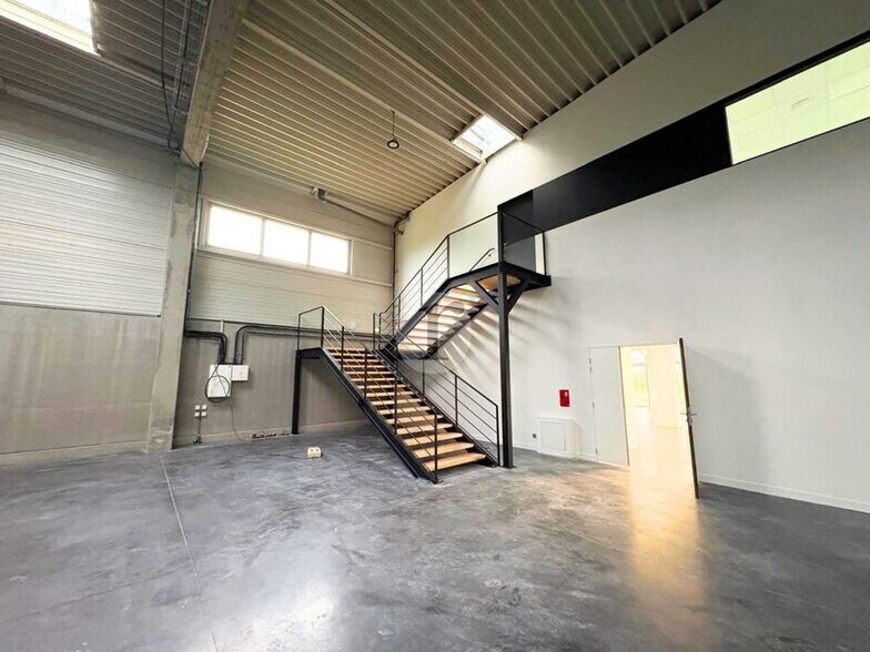 Flex in Saint-André-lez-Lille for lease - Interior Photo - Image 3 of 8