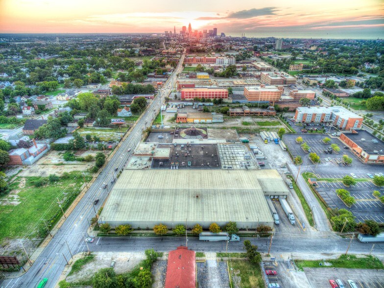 7501 Carnegie Ave, Cleveland, OH à louer - Photo du bâtiment - Image 2 de 10