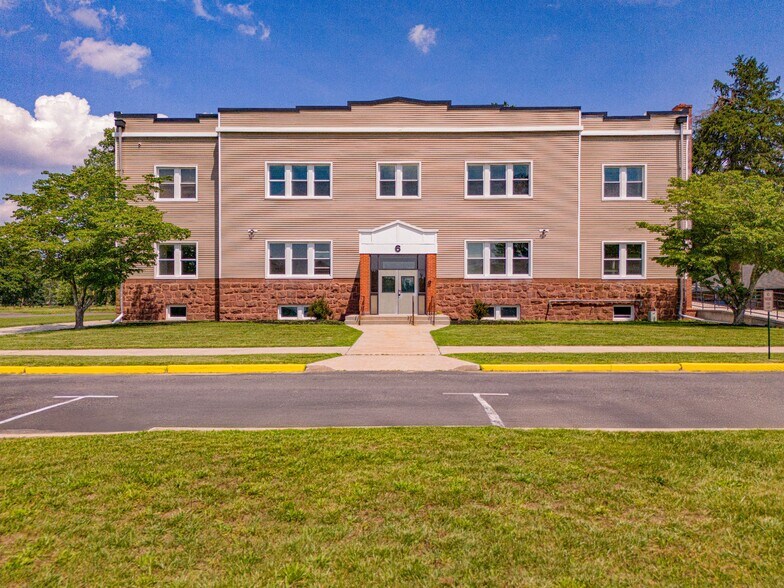 1835 E Landis Ave, Vineland, NJ à louer - Photo du bâtiment - Image 2 de 13