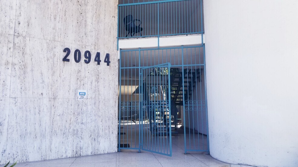 20944 Sherman Way, Canoga Park, CA à louer - Photo du bâtiment - Image 3 de 8