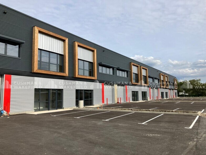 Flex in Manosque for lease - Building Photo - Image 3 of 7