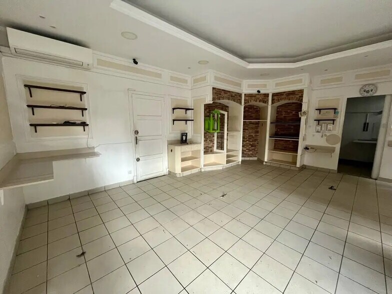 Retail in Arles for lease - Interior Photo - Image 2 of 6