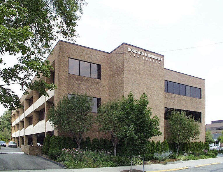 999 Haynes St, Birmingham, MI à louer - Photo du bâtiment - Image 2 de 5