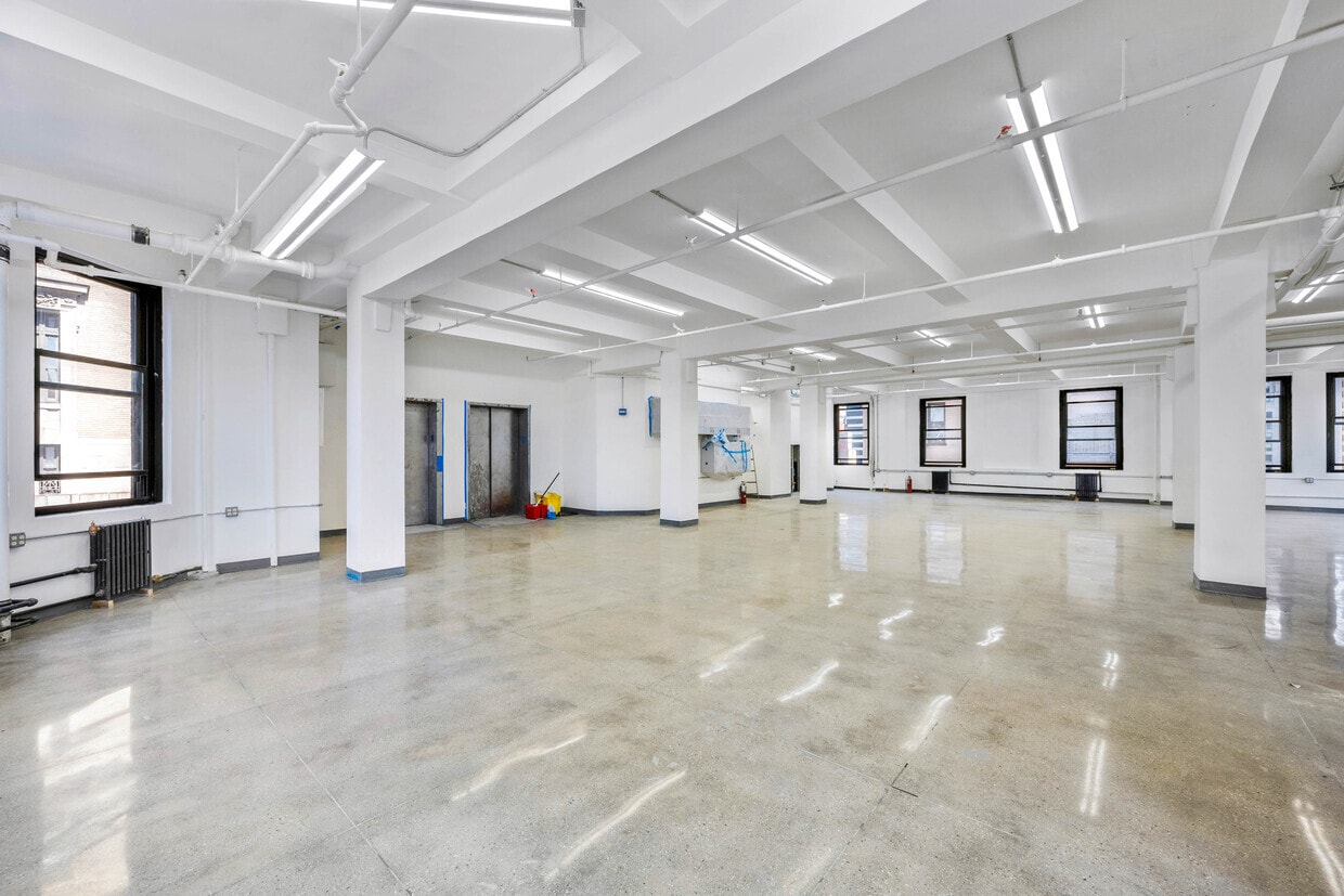 15 W 39th St, New York, NY for lease Interior Photo- Image 1 of 2