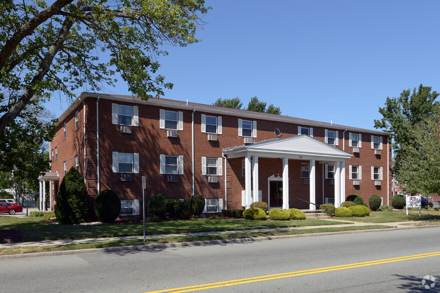 747 Pontiac Ave, Cranston, RI à vendre - Photo principale - Image 1 de 1