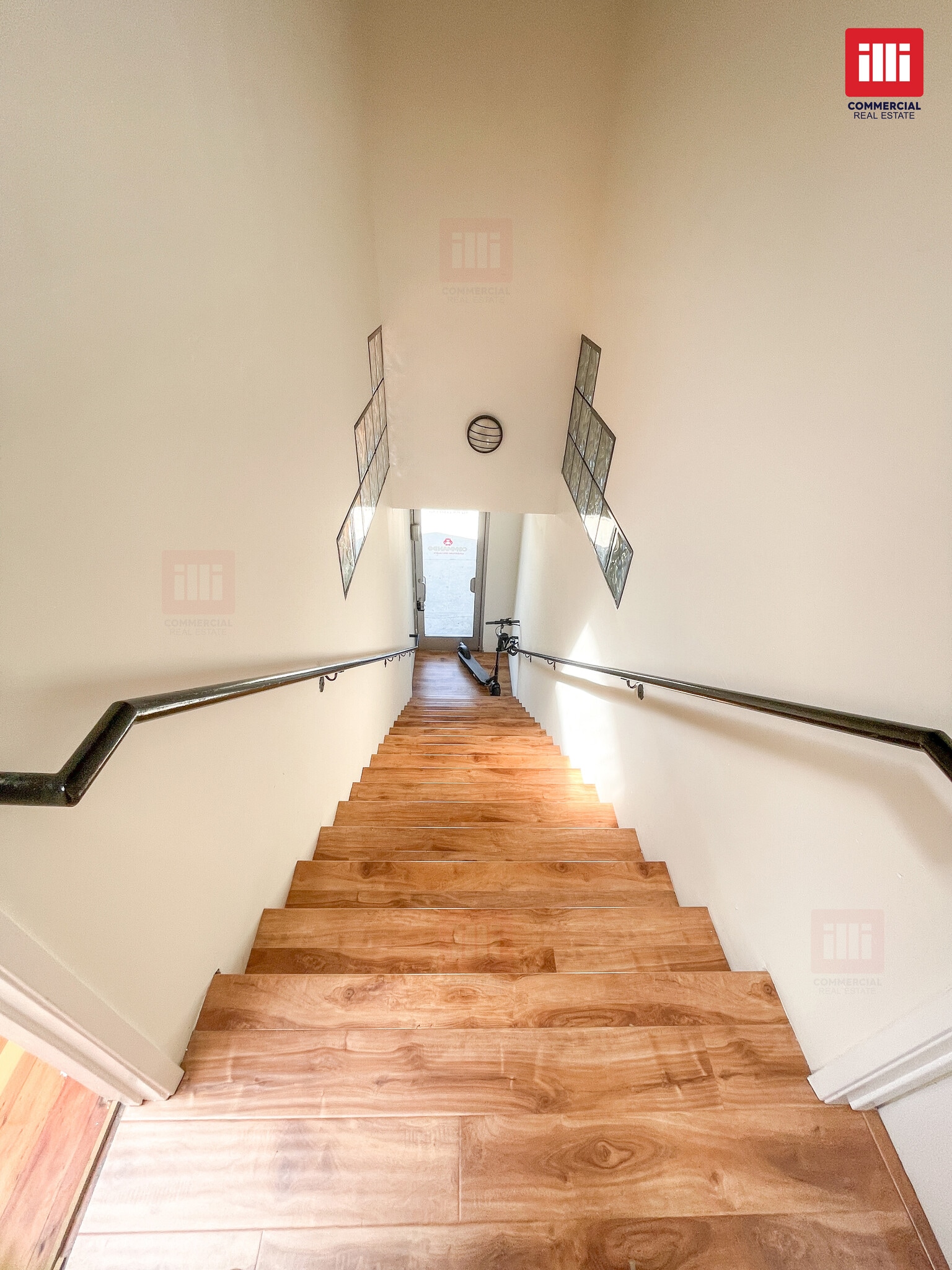 844 N La Brea Ave, Los Angeles, CA for lease Interior Photo- Image 1 of 9