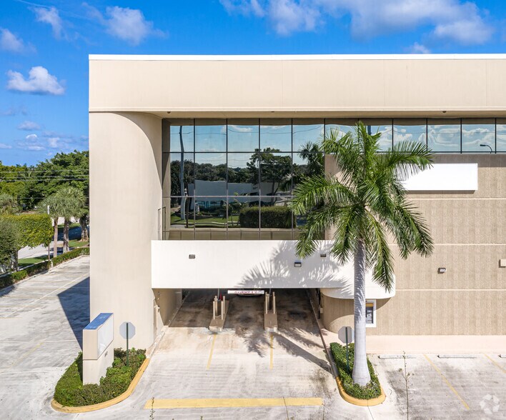 660 US 1 Hwy, North Palm Beach, FL à louer - Photo du bâtiment - Image 3 de 10