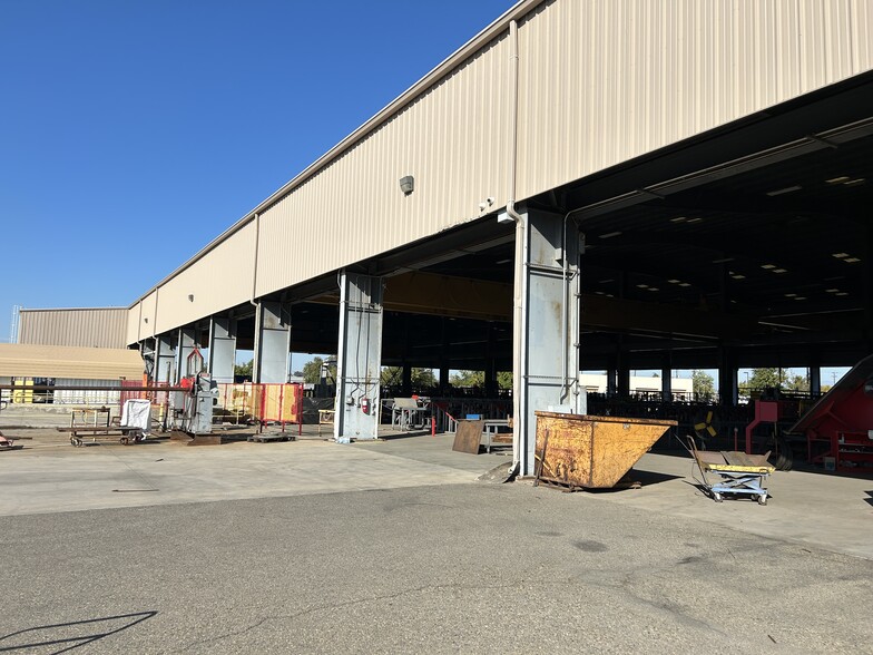 2990 E Annadale Ave portfolio of 2 properties for sale on LoopNet.ca - Primary Photo - Image 1 of 13