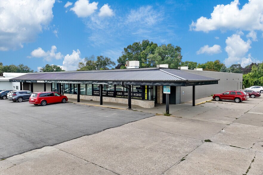 1810 1st Ave E, Newton, IA à vendre - Photo du bâtiment - Image 2 de 12