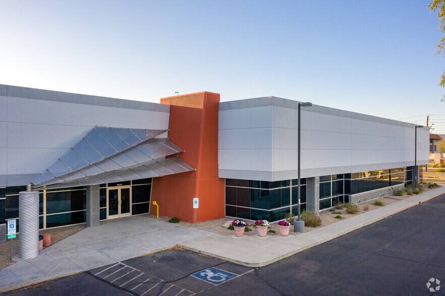 2101 W Peoria Ave, Phoenix, AZ à louer - Photo du bâtiment - Image 2 de 17