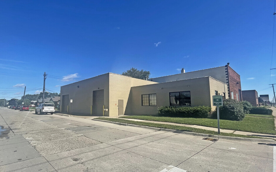 18105 E 9 Mile Rd, Eastpointe, MI for sale - Building Photo - Image 1 of 1