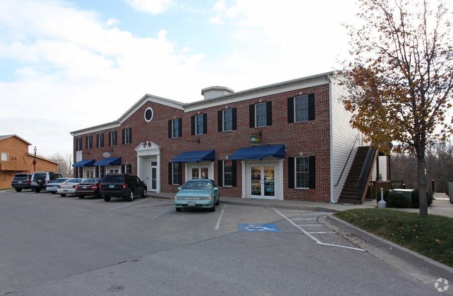 170 English Landing Dr, Parkville, MO for lease - Primary Photo - Image 1 of 7