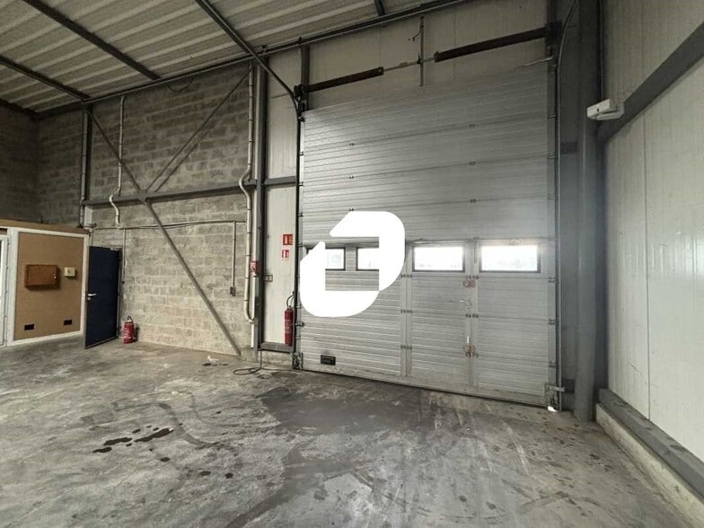 Flex in Grigny for lease - Building Photo - Image 3 of 9