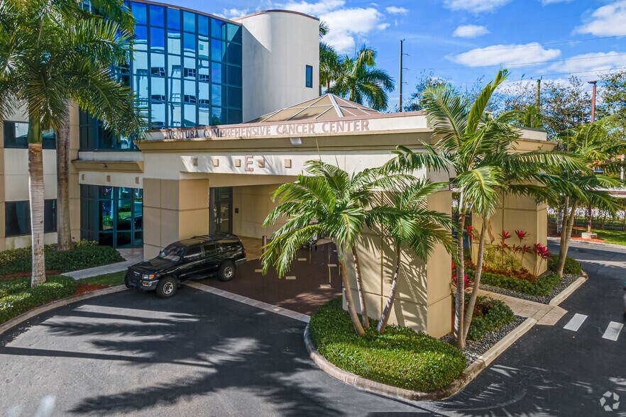 20950 NE 27th Ct, Miami, FL à louer - Photo du bâtiment - Image 3 de 5