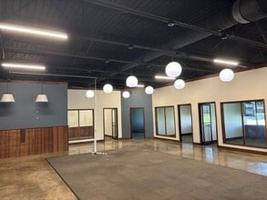 1609 N Old Missouri Rd, Springdale, AR for lease Interior Photo- Image 2 of 6