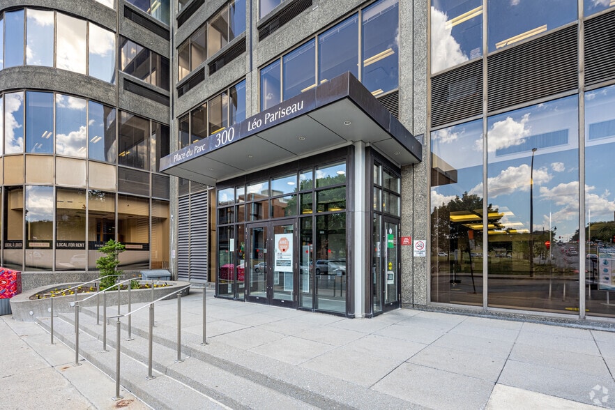300 Rue Léo-Pariseau, Montréal, QC à louer - Photo du bâtiment - Image 2 de 4