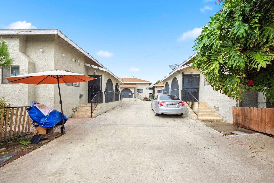 917 E 40th Pl, Los Angeles, CA à vendre - Photo du bâtiment - Image 3 de 6