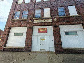 409 S Center St, Bloomington, IL for lease Interior Photo- Image 1 of 20