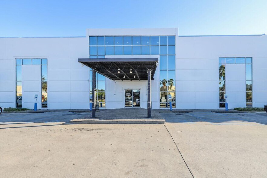 209 W Village Blvd, Laredo, TX à louer - Photo du bâtiment - Image 2 de 7