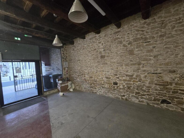 Retail in Nîmes for lease - Interior Photo - Image 1 of 6