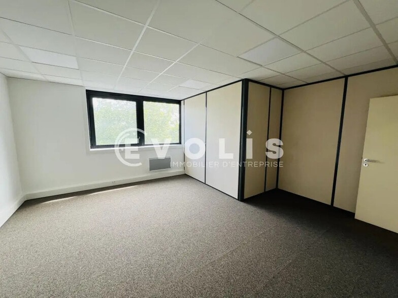 Office in Lognes for lease - Interior Photo - Image 3 of 8