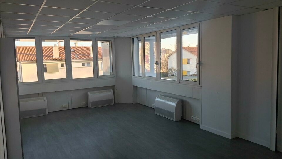 2-4 Rue Du Colonnel Chambonnet, Bron for lease - Interior Photo - Image 2 of 7