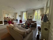 Un intérieur élégant avec lumière naturelle et charme intemporel.