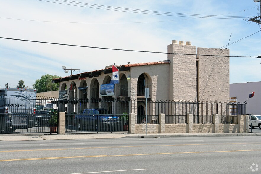 8618 Sepulveda Blvd, North Hills, CA à louer - Photo principale - Image 1 de 4