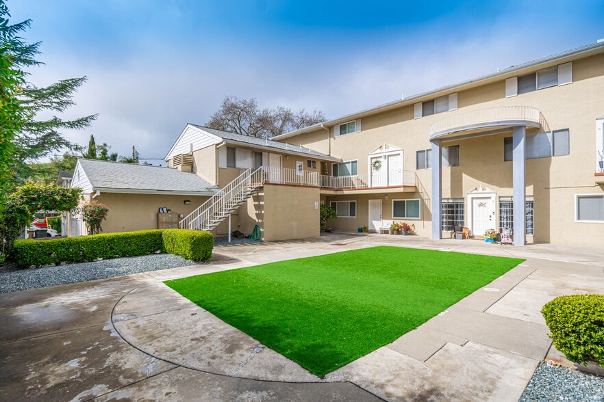 811 Brown St, Martinez, CA à vendre - Photo du bâtiment - Image 2 de 35