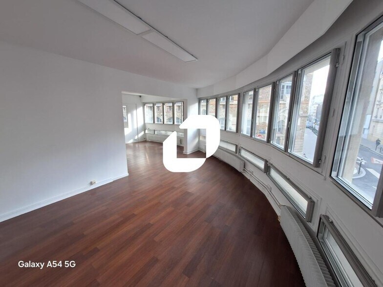 Office in Boulogne-Billancourt for lease - Interior Photo - Image 2 of 7