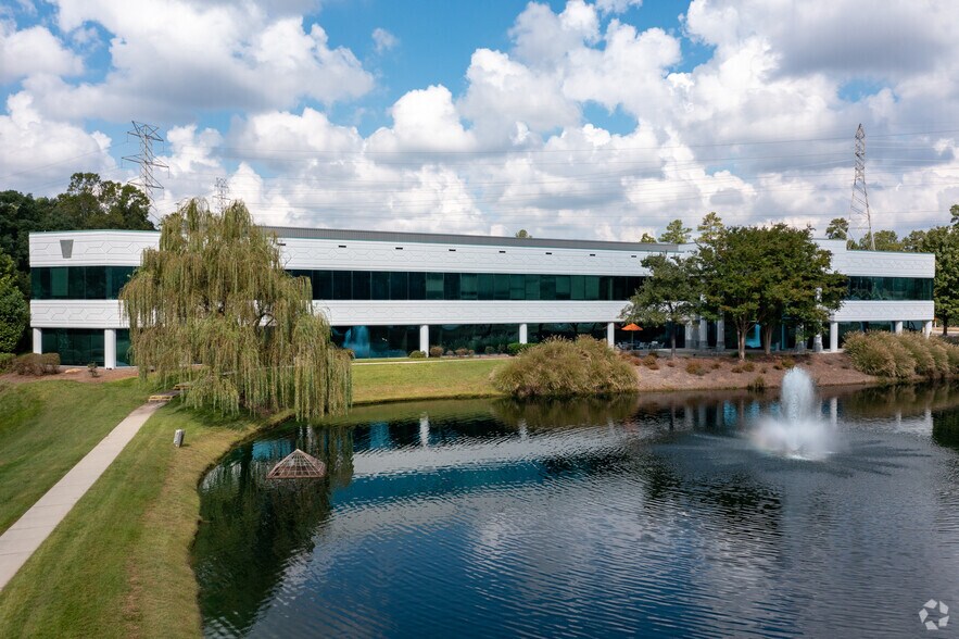 630 Davis Dr, Morrisville, NC à louer - Photo du bâtiment - Image 2 de 6