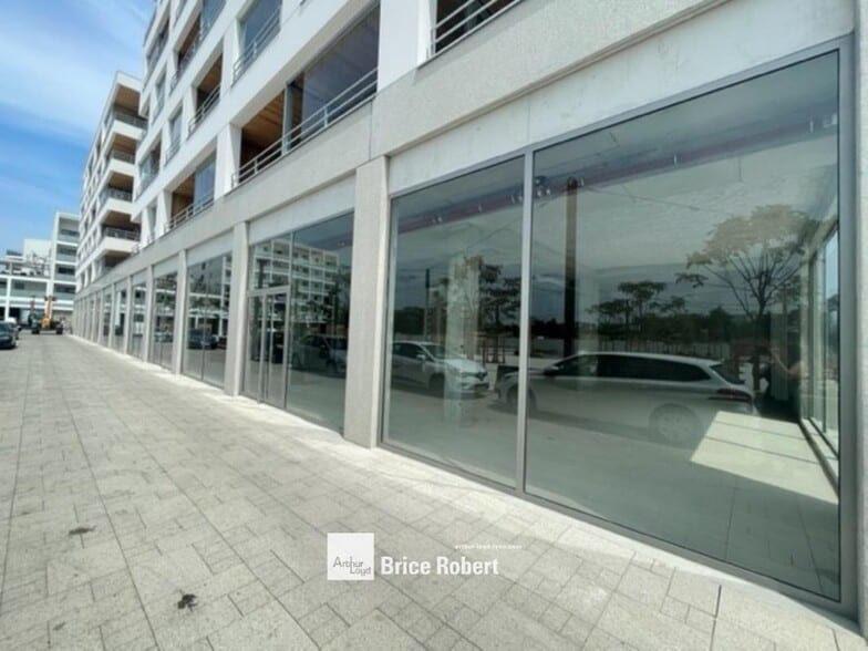 Retail in Bron for sale - Building Photo - Image 2 of 5
