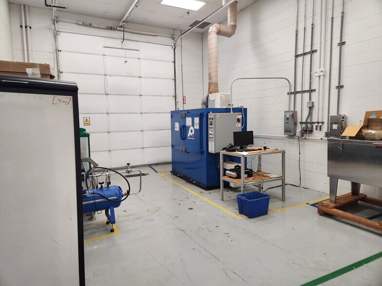 2370 Meijer Dr, Troy, MI à louer - Photo du bâtiment - Image 2 de 14