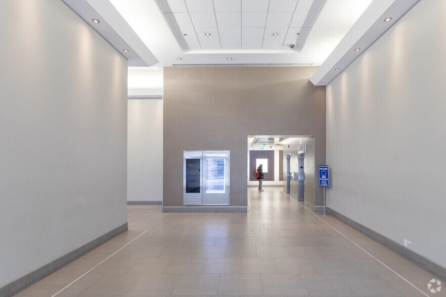 605 Robson St, Vancouver, BC à louer - Hall d’entrée - Image 3 de 11