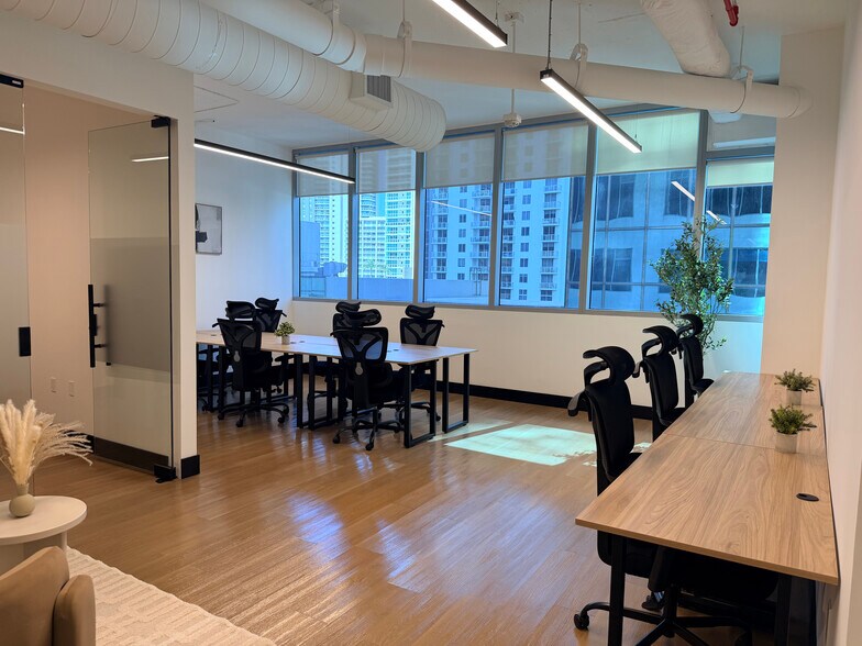 1100 Brickell Bay Dr, Miami, FL à louer - Photo du bâtiment - Image 3 de 23