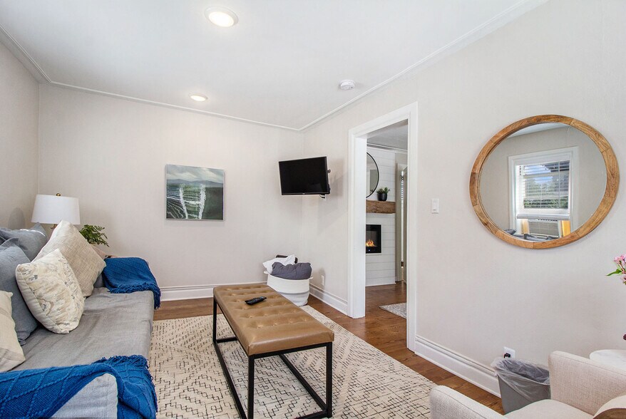 155 N Main St, Clarkston, MI à vendre - Photo du bâtiment - Image 2 de 57