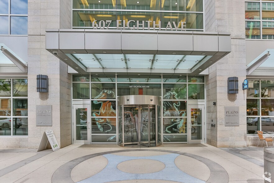 607 8th Ave SW, Calgary, AB à louer - Photo du bâtiment - Image 3 de 4