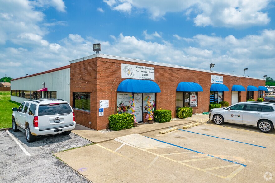 896 N Mill St, Lewisville, TX for lease - Primary Photo - Image 1 of 4