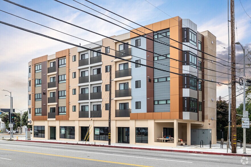 11701 W Gateway Blvd, Los Angeles, CA à louer - Photo du bâtiment - Image 3 de 23