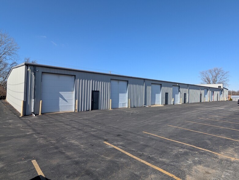 4787 Hydraulic Rd, Rockford, IL à vendre - Photo du bâtiment - Image 2 de 11