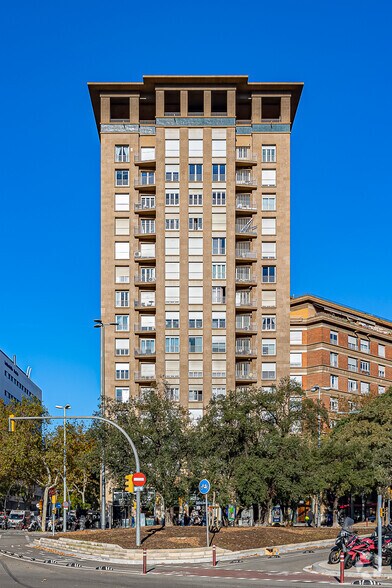 Commerce de détail dans Barcelone à louer - Photo du bâtiment - Image 2 de 2