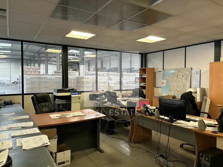 Office in Corbas for lease - Interior Photo - Image 3 of 11