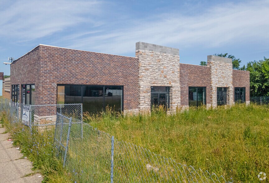 12730 W 7 Mile Rd, Detroit, MI à vendre - Photo du bâtiment - Image 3 de 22