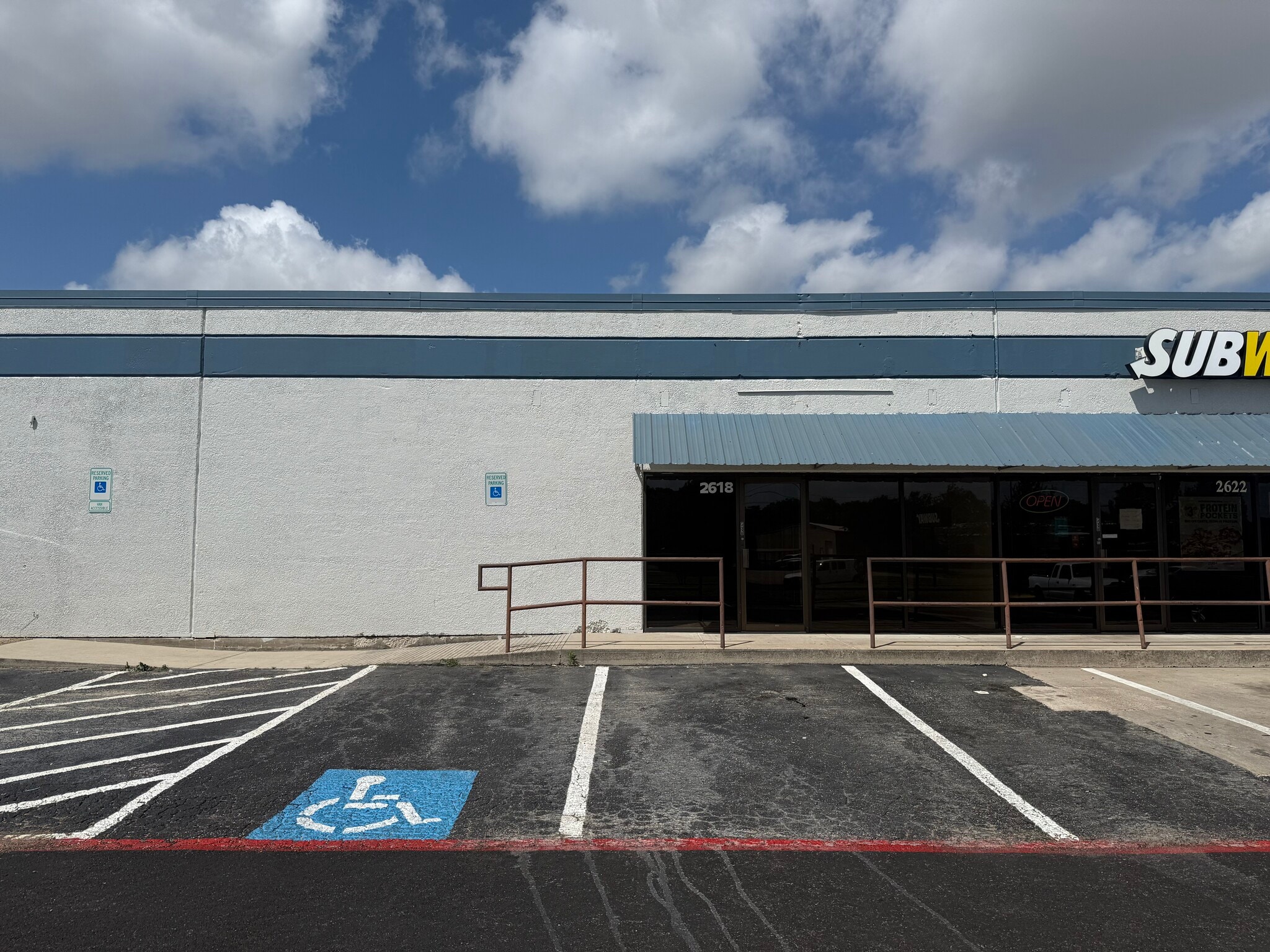 2601-2621 Aero Dr, Grand Prairie, TX à louer Photo du bâtiment- Image 1 de 8