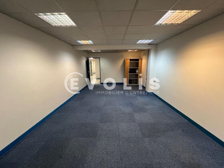 Flex in Croissy-Beaubourg for lease - Interior Photo - Image 3 of 8