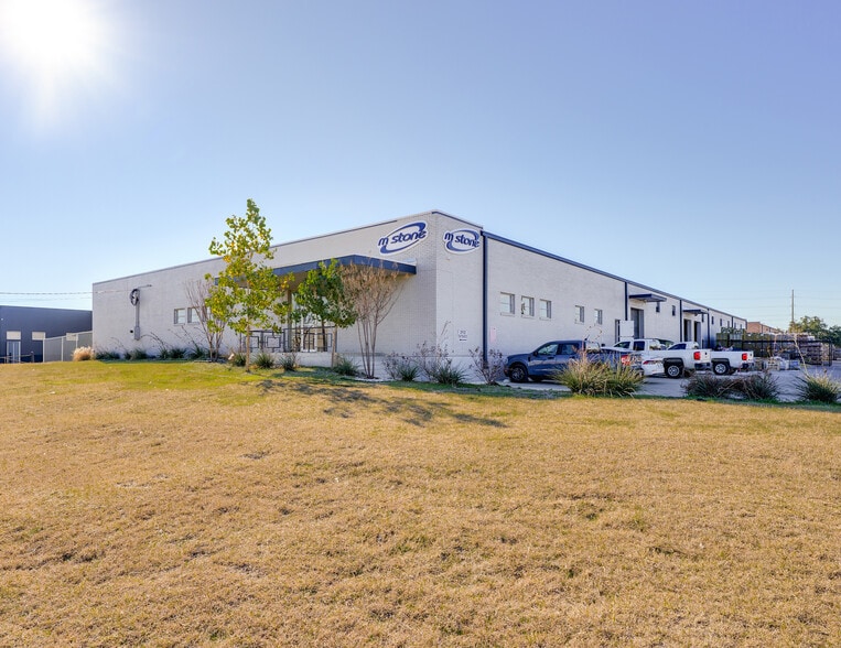 8821 Directors Row, Dallas, TX for sale - Primary Photo - Image 1 of 6